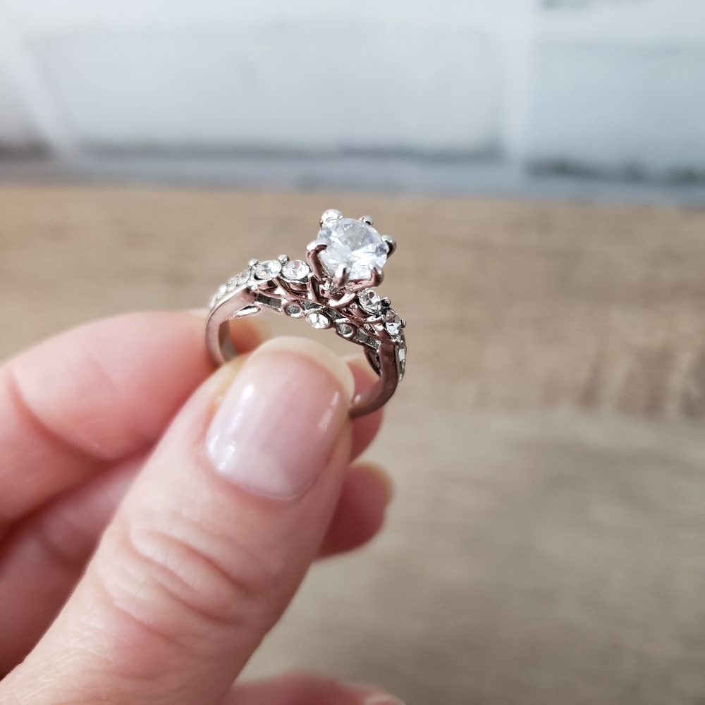Wedding band raised cubic zirconia silver size 5 - Picture 4 of 8